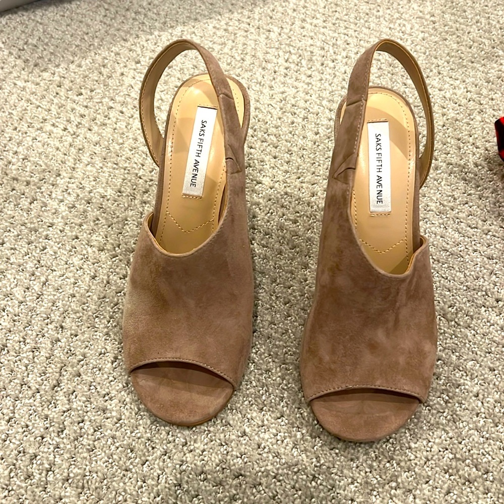 Saks 5th Ave., Raymond taupe size 7 gently worn almost like new
